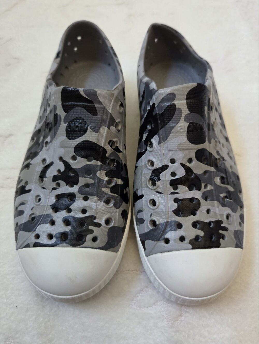 Native Kids Jefferson Slip-On Sneaker in Grey & Black Camouflage. Size C12
